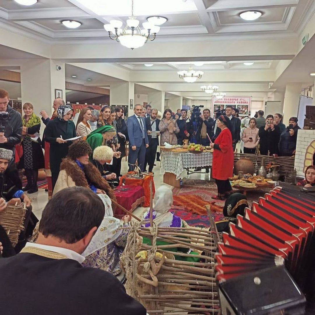 «Народов много — страна одна»